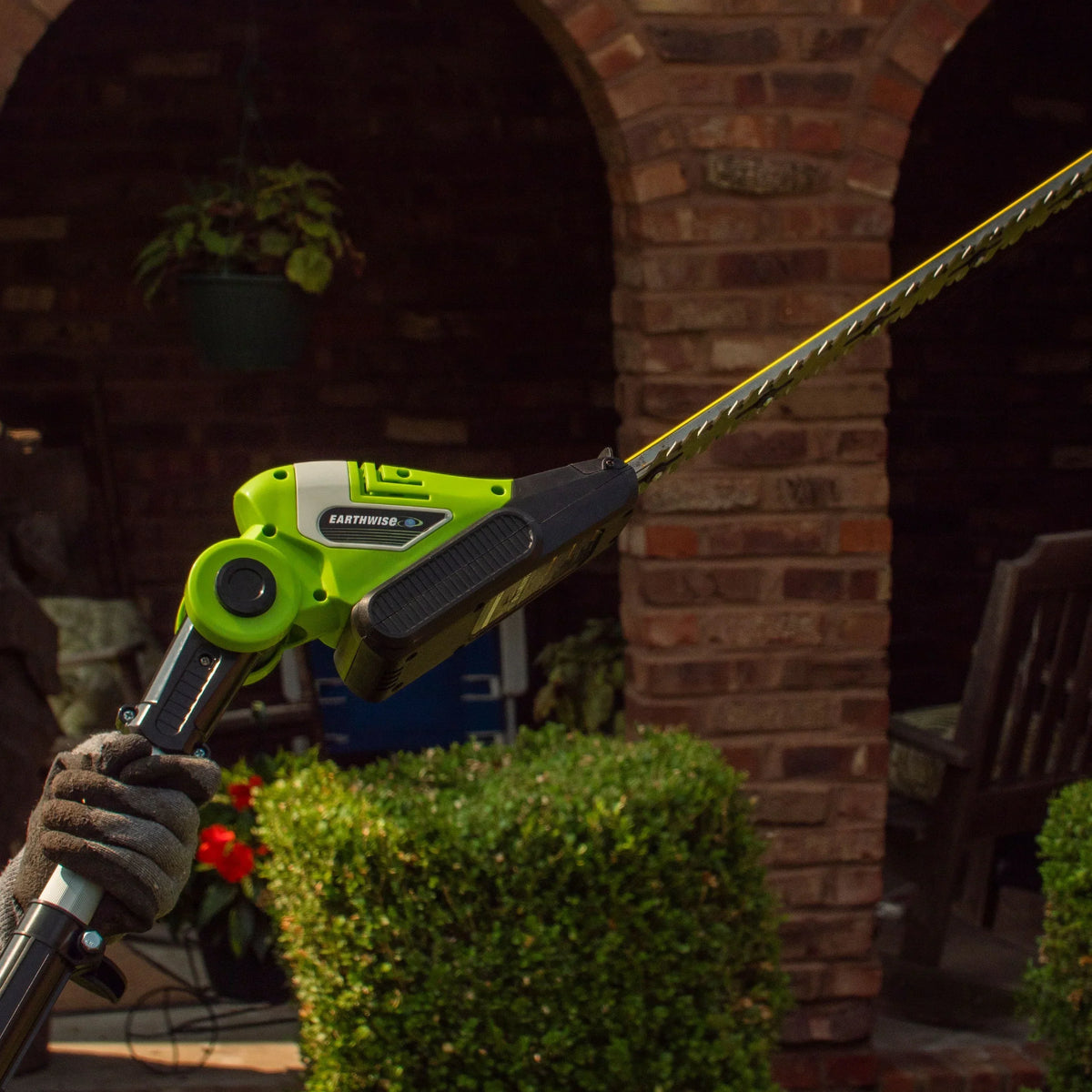 2026 NewEarthwise LPHT12022 20" Cordless Electric 20 Volt Pole Hedge Trimmer (2Ah Battery and Charger Include)