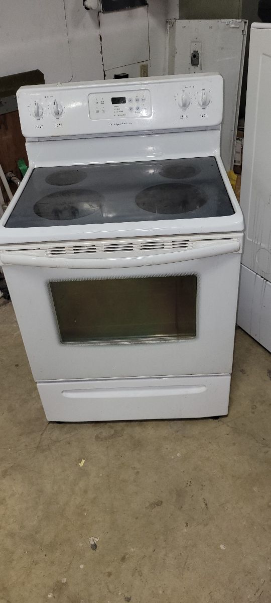 30 Inch Freestanding Electric Range (Refurbished- Works Well)