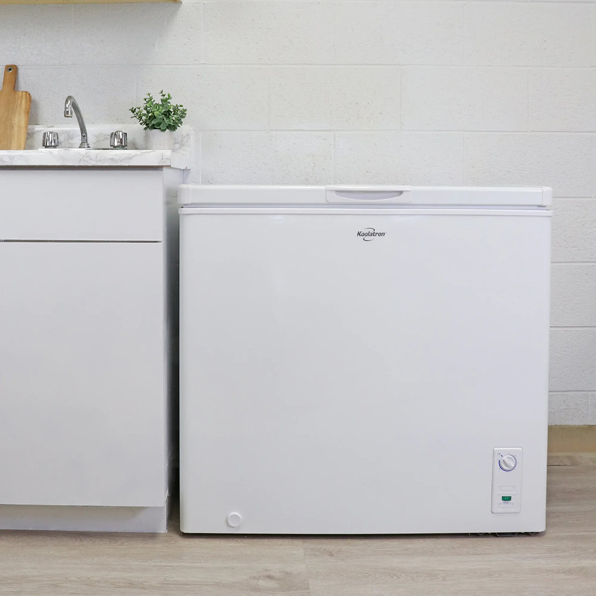 2026 NewKoolatron Large Chest Freezer, 7.0 cu ft (195L),Manual Defrost Deep Freeze, Storage Basket, Space-Saving Flat Back, Stay-Open Lid, Front-Access Drain, White